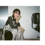 Minami Hamabe Instagram - こんばんは🛼
みなさんお元気ですか?
こちらは最近野菜たっぷりのスープで臓器を労わっていたら体調がすこぶる良くて今にも月に向かって走り出しそうです

映画『シン・仮面ライダー』の公開日が決まりましたのでお知らせです!
2023年3月17日(金)18時
→全国最速公開(一部劇場を除く)
2023年3月18日(土)全国公開
となったようです🛼

全国最速公開とかあるみたいです
盛り上がってしまいますね🛼

本ポスターも解禁されていたのですがめーーーちゃくちゃかっこよかったです…
本ポスターを見つけたらよーく見てみてください🛼
ちょっと仕掛け?じゃないけど、なにかありました

最近マネージャーさんとドライバーさんが全部集めると48種類のカードが入ってるのシン仮面ライダーチップスを本気で集めていて面白いです🛼
現場の合間や行き来に色んなコンビニ寄って探してるのですがなかなか揃わないみたいで、集め甲斐があるらしいです
ルリ子カードが来ると車の前に並べて置いてあるのでちょっと笑えてきます🛼
目指せコンプリート🛼

ではでは
また🛼