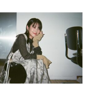 Minami Hamabe Instagram - こんばんは🛼
みなさんお元気ですか?
こちらは最近野菜たっぷりのスープで臓器を労わっていたら体調がすこぶる良くて今にも月に向かって走り出しそうです

映画『シン・仮面ライダー』の公開日が決まりましたのでお知らせです!
2023年3月17日(金)18時
→全国最速公開(一部劇場を除く)
2023年3月18日(土)全国公開
となったようです🛼

全国最速公開とかあるみたいです
盛り上がってしまいますね🛼

本ポスターも解禁されていたのですがめーーーちゃくちゃかっこよかったです…
本ポスターを見つけたらよーく見てみてください🛼
ちょっと仕掛け?じゃないけど、なにかありました

最近マネージャーさんとドライバーさんが全部集めると48種類のカードが入ってるのシン仮面ライダーチップスを本気で集めていて面白いです🛼
現場の合間や行き来に色んなコンビニ寄って探してるのですがなかなか揃わないみたいで、集め甲斐があるらしいです
ルリ子カードが来ると車の前に並べて置いてあるのでちょっと笑えてきます🛼
目指せコンプリート🛼

ではでは
また🛼