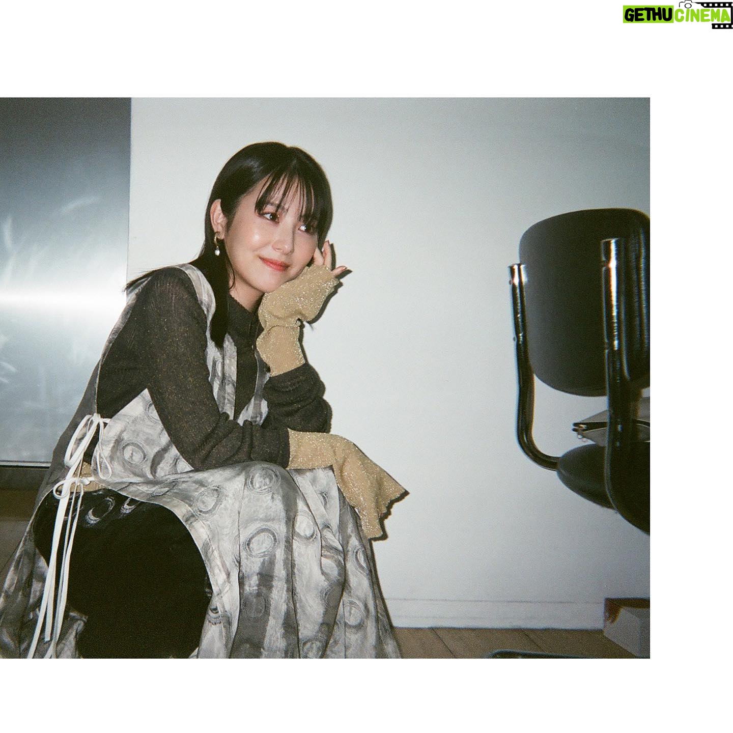 Minami Hamabe - 296.8K Likes - こんばんは🛼
みなさんお元気ですか?
こちらは最近野菜たっぷりのスープで臓器を労わっていたら体調がすこぶる良くて今にも月に向かって走り出しそうです
映画『シン・仮面ライダー』の公開日が決まりましたのでお知らせです!
2023年3月17日(金)18時
→全国最速公開(一部劇場を除く)
2023年3月18日(土)全国公開
となったようです🛼
全国最速公開とかあるみたいです
盛り上がってしまいますね🛼
本ポスターも解禁されていたのですがめーーーちゃくちゃかっこよかったです…
本ポスターを見つけたらよーく見てみてください🛼
ちょっと仕掛け?じゃないけど、なにかありました
最近マネージャーさんとドライバーさんが全部集めると48種類のカードが入ってるのシン仮面ライダーチップスを本気で集めていて面白いです🛼
現場の合間や行き来に色んなコンビニ寄って探してるのですがなかなか揃わないみたいで、集め甲斐があるらしいです
ルリ子カードが来ると車の前に並べて置いてあるのでちょっと笑えてきます🛼
目指せコンプリート🛼
ではでは
また🛼