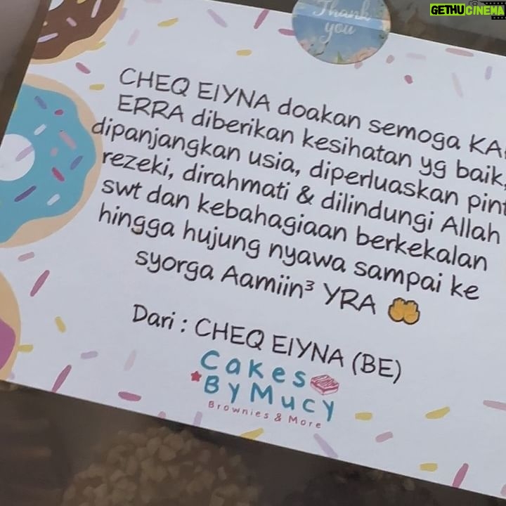 Erra Fazira Instagram - KELUARGA @BERSAMA ERRA ..
Napa sweet sangat ni..? Diebetis kang mcmana?!! Bersemut sangat la korang nii.. 😍😍😍 .
TERIMA KASIH sangat2 diatas kasih sayang yg kalian kongsikan bersamaku selama ini.. Hanya Allah yg dapat membalas kebaikkan korang.. Saya doakan kalian jua beroleh limpahan kasih sayang dalam kehidupan kalian.. limpahan rezeki, limpahan kesihatan tg baik juga limpahan Rahmat Allah yg tidak berpenghujung.. amiiinnnn🤲🏻 ..
Love you all my extended family!! Moga Allah pelihara ukhwah kita sehingga hujung nyawa. amiinnn❤️🥰🤲🏻 .
Tak lupa jua kepada semua yg mengingati saya dgn ucapan dan doa samada nyata atau dari kejauhan.. ketahuilah saya sangat2 hargai dan saya mensyukuri nikmat yg Allah pinjamkan ini.. Moga kita semua hidup dalam berkasih sayang dan dperkenankan segala doa yg baik2 dlm kehidupan ini dan disana kelak.. LOVE YOU ALL❤️❤️🥰