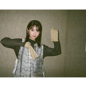 Minami Hamabe Instagram - こんばんは🛼
みなさんお元気ですか?
こちらは最近野菜たっぷりのスープで臓器を労わっていたら体調がすこぶる良くて今にも月に向かって走り出しそうです

映画『シン・仮面ライダー』の公開日が決まりましたのでお知らせです!
2023年3月17日(金)18時
→全国最速公開(一部劇場を除く)
2023年3月18日(土)全国公開
となったようです🛼

全国最速公開とかあるみたいです
盛り上がってしまいますね🛼

本ポスターも解禁されていたのですがめーーーちゃくちゃかっこよかったです…
本ポスターを見つけたらよーく見てみてください🛼
ちょっと仕掛け?じゃないけど、なにかありました

最近マネージャーさんとドライバーさんが全部集めると48種類のカードが入ってるのシン仮面ライダーチップスを本気で集めていて面白いです🛼
現場の合間や行き来に色んなコンビニ寄って探してるのですがなかなか揃わないみたいで、集め甲斐があるらしいです
ルリ子カードが来ると車の前に並べて置いてあるのでちょっと笑えてきます🛼
目指せコンプリート🛼

ではでは
また🛼
