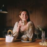 Bonnie Wright Instagram - sharing my go bars and a pot of tea with @christydawn ☕️ on their stories today i highlighted some overall tips and ideas from my @gogently.earth 💓 

if you love their clothes as much as i for 15% off use 15BONNIE