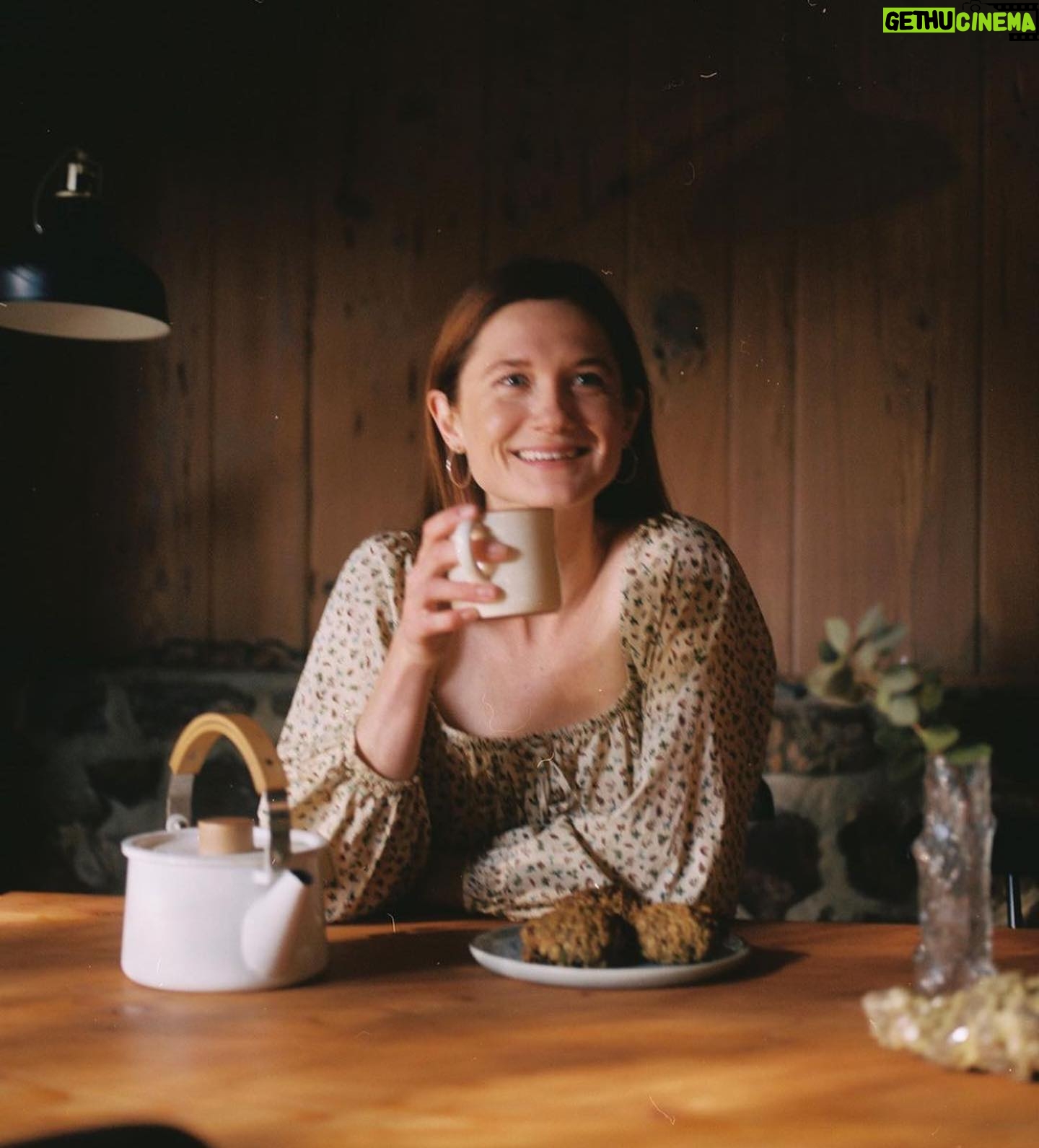 Bonnie Wright Instagram - sharing my go bars and a pot of tea with @christydawn βοΈ on their stories today i highlighted some overall tips and ideas from my @gogently.earth π
if you love their clothes as much as i for 15% off use 15BONNIE