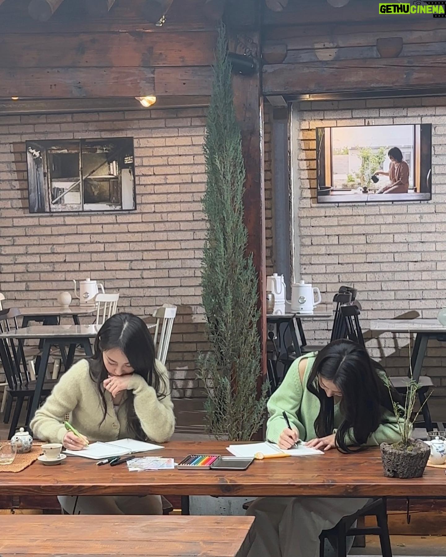 Park Bo-young Instagram - 소희씨 채널에 놀러가게 되었어요!🤭
오늘 업로드 됩니당 솧튜브에서 만나요👩❤️👩☕️