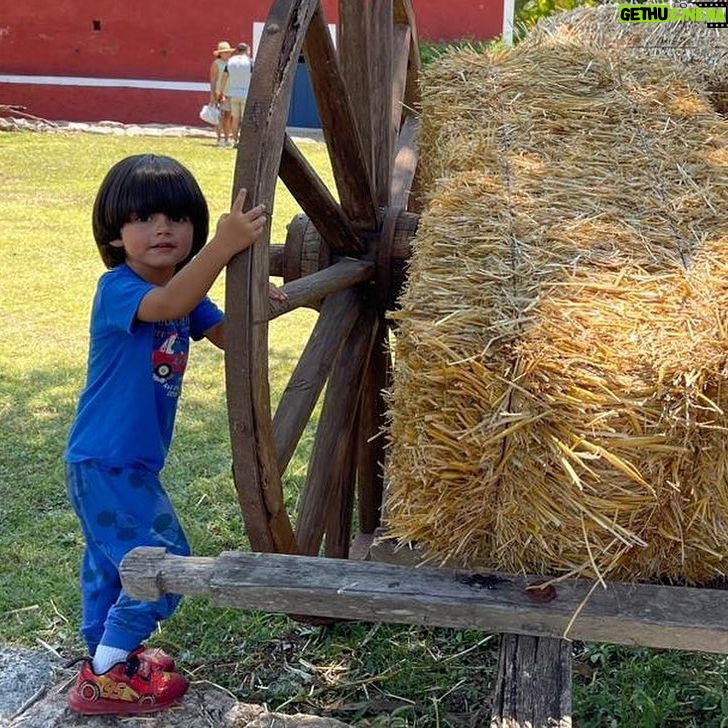 África Zavala Instagram - Visitando a mi papito en el set @leonperazapro #tierradeesperanza @tierradeesperanzaof