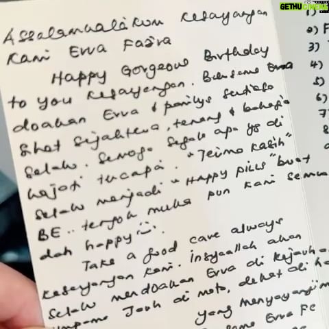 Erra Fazira Instagram - KELUARGA @BERSAMA ERRA ..
Napa sweet sangat ni..? Diebetis kang mcmana?!! Bersemut sangat la korang nii.. 😍😍😍 .
TERIMA KASIH sangat2 diatas kasih sayang yg kalian kongsikan bersamaku selama ini.. Hanya Allah yg dapat membalas kebaikkan korang.. Saya doakan kalian jua beroleh limpahan kasih sayang dalam kehidupan kalian.. limpahan rezeki, limpahan kesihatan tg baik juga limpahan Rahmat Allah yg tidak berpenghujung.. amiiinnnn🤲🏻 ..
Love you all my extended family!! Moga Allah pelihara ukhwah kita sehingga hujung nyawa. amiinnn❤️🥰🤲🏻 .
Tak lupa jua kepada semua yg mengingati saya dgn ucapan dan doa samada nyata atau dari kejauhan.. ketahuilah saya sangat2 hargai dan saya mensyukuri nikmat yg Allah pinjamkan ini.. Moga kita semua hidup dalam berkasih sayang dan dperkenankan segala doa yg baik2 dlm kehidupan ini dan disana kelak.. LOVE YOU ALL❤️❤️🥰