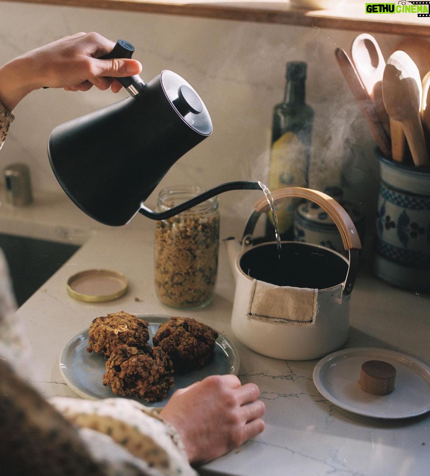 Bonnie Wright Instagram - sharing my go bars and a pot of tea with @christydawn βοΈ on their stories today i highlighted some overall tips and ideas from my @gogently.earth π
if you love their clothes as much as i for 15% off use 15BONNIE