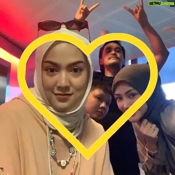 Erra Fazira Instagram - Bahagia sederhana kami 😁
.
Bila bergabung dgn insan masuk air.. inilah jadinya 😆😆 Korang mmg ghok!!!🤘🏻 @shahilaamzah @falyqhikyle @hefnysahad @sinar_my .
.
Bersama kami setiap
isnin-jumaat. .
3-7pm . .
😍❤️🥰