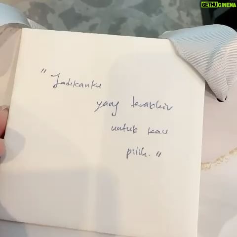 Erra Fazira Instagram - KELUARGA @BERSAMA ERRA ..
Napa sweet sangat ni..? Diebetis kang mcmana?!! Bersemut sangat la korang nii.. 😍😍😍 .
TERIMA KASIH sangat2 diatas kasih sayang yg kalian kongsikan bersamaku selama ini.. Hanya Allah yg dapat membalas kebaikkan korang.. Saya doakan kalian jua beroleh limpahan kasih sayang dalam kehidupan kalian.. limpahan rezeki, limpahan kesihatan tg baik juga limpahan Rahmat Allah yg tidak berpenghujung.. amiiinnnn🤲🏻 ..
Love you all my extended family!! Moga Allah pelihara ukhwah kita sehingga hujung nyawa. amiinnn❤️🥰🤲🏻 .
Tak lupa jua kepada semua yg mengingati saya dgn ucapan dan doa samada nyata atau dari kejauhan.. ketahuilah saya sangat2 hargai dan saya mensyukuri nikmat yg Allah pinjamkan ini.. Moga kita semua hidup dalam berkasih sayang dan dperkenankan segala doa yg baik2 dlm kehidupan ini dan disana kelak.. LOVE YOU ALL❤️❤️🥰