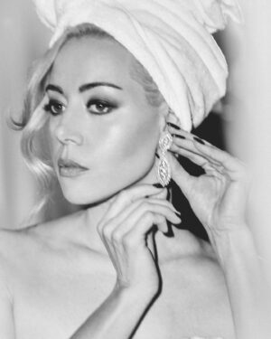 Aubrey Plaza Instagram - Happy V day 🖤 @ccaliforniastyle 

C MAGAZINE SPRING ISSUE @ccaliforniastyle #cmagazine
COVER wearing @gucci
 
PHOTOGRAPHER @jackwaterlotstudio
FASHION DIRECTION @highheelprncess
CREATIVE DIRECTION @james_timmins
CHIEF CONTENT OFFICER @andrewebarker
INTERVIEW @robertjhaskell
HAIR @marktownsend1
MAKEUP @kathyjeung
MANICURE @jolene.b.nails
PRODUCER @laurenrennick
LOCATION @themaybournebh