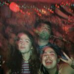 Georgina Amorós Instagram - Por todas las veces que nos enamoramos de nuestras parejas pero sobre todo de nuestros amigos y de desconocidos, de esa gente que pasa por nuestra vida como un rayo de luz y ya no hay vuelta atrás 🫀 @netflixes