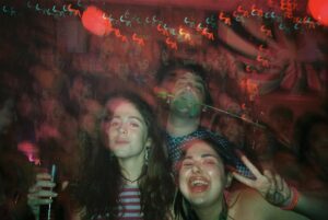 Georgina Amorós Instagram - Por todas las veces que nos enamoramos de nuestras parejas pero sobre todo de nuestros amigos y de desconocidos, de esa gente que pasa por nuestra vida como un rayo de luz y ya no hay vuelta atrás 🫀 @netflixes
