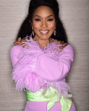Angela Bassett Instagram - Hey Everybody you good? Just gotta thank you @helena_andrews for the conversation in the @washingtonpost today! The love is felt & appreciated! 🙏🏾♥️ (link in bio!)