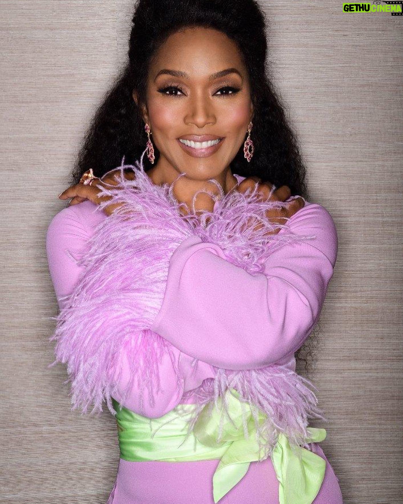 Angela Bassett - 187.6K Likes - Hey Everybody you good? Just gotta thank you @helena_andrews for the conversation in the @washingtonpost today! The love is felt & appreciated! 🙏🏾♥️ (link in bio!)