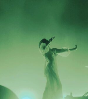 Aurora Aksnes Instagram - Bangkok 🧚🏻

I was equally as overwhelmed with joy to see all of you waiting there for us here too
What a world we live in.
How did you all ever seem so far away before? 
And now you’re all right here
All wrapped up in the same skin and flesh as meeee 
Weeeee 
Beautiful 
gorgeous. 
And now a moment of silence for - These moments ever so beautifully captured by a warrior in the crowd @fuenfern_bl thank you 🌠