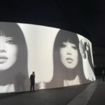 Nana Komatsu Instagram – CHANEL Fall-Winter 2023/24 collection
を観て下さった皆様ありがとうございました。
CHANELのcollectionに初めて行ったとき私は18歳。もうそんなに経ったのか…感慨深いな。誰でもなかった私を見つけてくれて、沢山の刺激的な経験を与えてくれているCHANELにとても感謝しています。
そして今回夢にも思わなかった事が一つ叶う事ができ、本当に素晴らしい経験をさせていただきました。
会場でも沢山の方々から「本当におめでとう」「かっこよかったよ」「素晴らしかった」「誇りだよ」って言ってもらえたこと、そんな嬉しすぎるお言葉をいただきました。
でもこれは1人では成し遂げられないからこそ、いつもサポートしてくれてる周りの人達があってこそだなと思いました。ちゃんとありがとうと伝えます!
今まで完成されたものを観ていたけど、
今回携わらせていただいてデザイナーのヴィルジニーを筆頭に彼女の周りのクリエイティブチームの方々とも会って話したり一緒にクリエイション出来たことが私は1番楽しく幸せな時間でした。
頼もしい仲間達がいて情熱と丁寧さとお互いのリスペクト精神、何よりつくる人達が本当に楽しそうにしてる所に心打たれました。
CHANEL familyに会うといつも
沢山の愛とエネルギーが貰える大切な存在です。
改めてファッションが大好きで良かったって心から思えた。きっとこの先も私を救ってくれていつもワクワクさせてくれるもの。その好きが伝わってくれたんだ!
ファッションは私にとって
やっぱり特別なもので永遠です。
素晴らしいチャンスをくれて
ありがとうございます。絶対に忘れません。
Thank you CHANEL family🌹