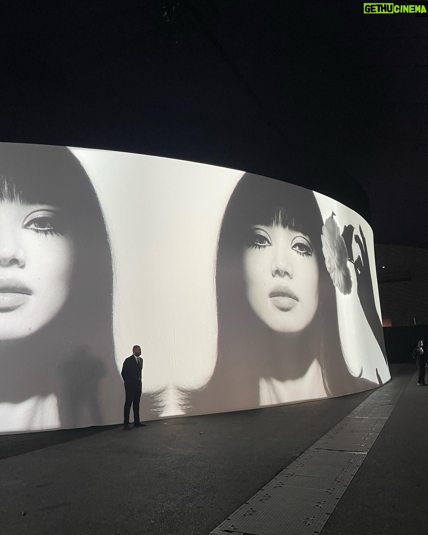 Nana Komatsu Instagram - CHANEL Fall-Winter 2023/24 collection
を観て下さった皆様ありがとうございました。
CHANELのcollectionに初めて行ったとき私は18歳。もうそんなに経ったのか…感慨深いな。誰でもなかった私を見つけてくれて、沢山の刺激的な経験を与えてくれているCHANELにとても感謝しています。
そして今回夢にも思わなかった事が一つ叶う事ができ、本当に素晴らしい経験をさせていただきました。
会場でも沢山の方々から「本当におめでとう」「かっこよかったよ」「素晴らしかった」「誇りだよ」って言ってもらえたこと、そんな嬉しすぎるお言葉をいただきました。
でもこれは1人では成し遂げられないからこそ、いつもサポートしてくれてる周りの人達があってこそだなと思いました。ちゃんとありがとうと伝えます!
今まで完成されたものを観ていたけど、
今回携わらせていただいてデザイナーのヴィルジニーを筆頭に彼女の周りのクリエイティブチームの方々とも会って話したり一緒にクリエイション出来たことが私は1番楽しく幸せな時間でした。
頼もしい仲間達がいて情熱と丁寧さとお互いのリスペクト精神、何よりつくる人達が本当に楽しそうにしてる所に心打たれました。
CHANEL familyに会うといつも
沢山の愛とエネルギーが貰える大切な存在です。
改めてファッションが大好きで良かったって心から思えた。きっとこの先も私を救ってくれていつもワクワクさせてくれるもの。その好きが伝わってくれたんだ!
ファッションは私にとって
やっぱり特別なもので永遠です。
素晴らしいチャンスをくれて
ありがとうございます。絶対に忘れません。
Thank you CHANEL family🌹