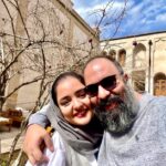 Narges Mohammadi Instagram - تولد بعضی آدمها میلاد معمولی نیست؛ بعضی آدمها به دنیا می آیند که جهان جای زیباتری شود؛ پر از مهر و عشق…با تولد بعضی آدمها تابش خورشید گرم تر و تلألو مهتاب پرنورتر می گردد…بعضی آدمها قدم که به دنیا می گذارند،رنگهای رنگین کمان هم انگار درخششان بیش از پیش می گردد و  باد سبک بارتر میان شاخسار بیدستان رقص کنان می گذرد…بعضی آدمها هنوز جای جوهر آبی پایشان بر برگه متولدان زایشگاه خشک نشده، باعث می شوند که پرواز پرندگان مهاجر در غروب سرخ دشت بیشتر به چشم بیاید و رقص ماهیهای رنگین بر صخره های مرجانیِ آبهای گرم دریاهای دور خیال انگیزتر شود…
بعضی آدم ها با برخاستن نخستین صدای گریه اشان در اتاق نوزادان  تازه متولد شده باعث می شوند تا تلخی وسیاهی از روزمره ی زندگی‌ها رخت بربندد و امید با همه توان بر درِ خانه ها بکوبد و پنجره های کوچک و چوبی کوچه های سرازیر نورباران گردد و شهر پر شود از انعکاس خنده های مردمان بی لبخند…
علی جان ام تولد تو ….شبیه ترین تولد به میلاد همین بعضی آدمهاست…آدمهایی که  با عطر حضورشان مهر می کارند و عشق درو می کنند…آدمهایی شفاف  با لبخندی از جنس بلور….
تولدددددت مبارک 🌺♥️🎂🎂♥️