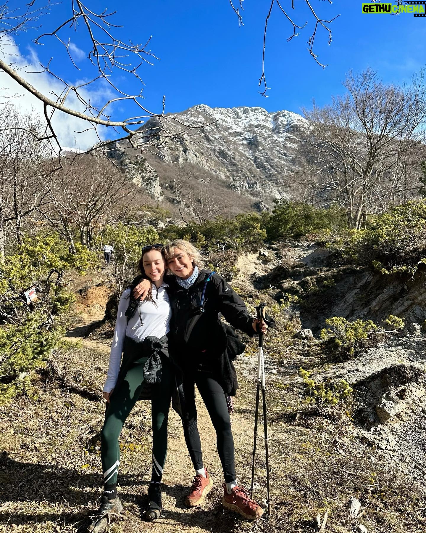 Phoebe Dynevor Instagram - Lucky enough to visit @theranchmalibu and hike some amazing trails and eat some wonderful food 🍎 #theranchitaly