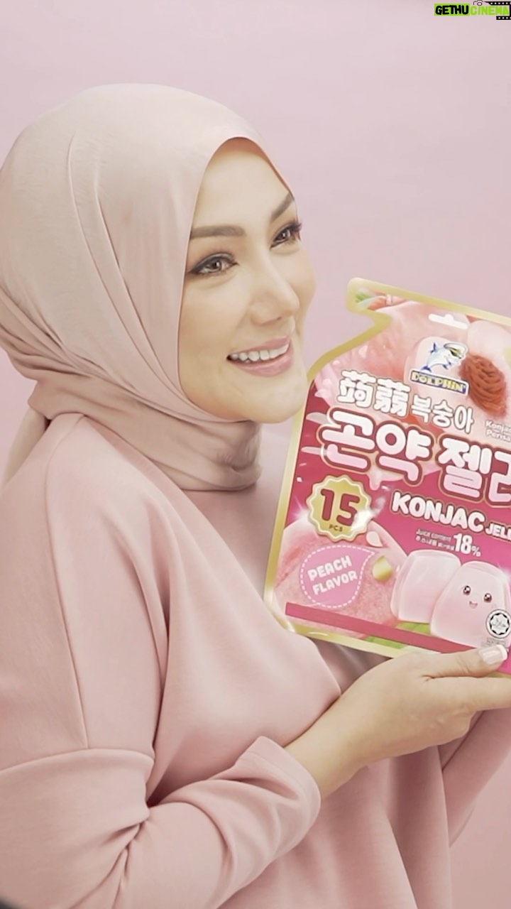 Erra Fazira Instagram - Wahh! Ada apa Erra Fazira dangan Captain Dolphin ni?? Kalau nak tahu, jom follow kami rapat-rapat!
Nantikan di IG Captain Dolphin esok bermula jam 3pm ya! ❤️
#captaindolphin #nata #natadecoco #natadecocospecialist #konjac #konjacjelly #dessert #desserttime #dessertlover