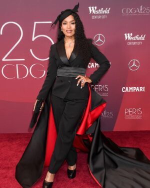 Angela Bassett Instagram - Hey Everybody you good? Had a great fun time at the @costumeawards early this week! Thank you for honoring me with the Spotlight  Award. I really meant it when I said Costume designers are the ultimate partners in filmmaking! We actors truly are “Naked without YOU!”