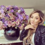 Sherlyn Instagram – COMENTARIO

«Brindemos por las locas, por las inadaptados, por las rebeldes, por las alborotadoras, por las que no encajan, por las que ven las cosas de una manera diferente. No les gustan las reglas y no respetan el statu-quo. Las puedes citar, no estar de acuerdo con ellas, glorificarlas o vilipendiarlas. Pero lo que no puedes hacer es ignorarlas. Porque cambian las cosas. Empujan adelante la raza humana. Mientras algunos las ven como locas, nosotros vemos como genios. Porque las personas que se creen tan locas como para pensar que puedan cambiar el mundo, son las que lo hacen…» – En el camino, Jack Kerouac

Flores @flosartefloral