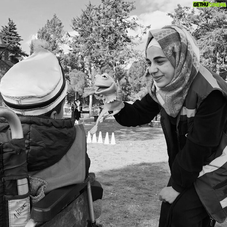 Phoebe Dynevor Instagram - On #InternationalWomensDay, I'm joining @ActionAidUK to celebrate incredible women who are leaders in their communities during emergencies and crises.
Ayat is a volunteer with Violet, ActionAid’s partner in northwest Syria, and she is working with communities affected by the devastating recent earthquakes which killed tens of thousands of people.
"More than 90% of people who survived the earthquake are suffering from mental health issues. They need urgent help", says Ayat.
“Since the volunteers at Violet also live in the north of Syria, our homes were affected and we also lost people."
"It was very hard for us to overcome this reality and offer support to those in need when at the same time, we were also experiencing the same feelings.”
Tap the link in @ActionAidUK’s bio to support their Emergency Appeal
#IWD #IWD2023 #ActionAidUK