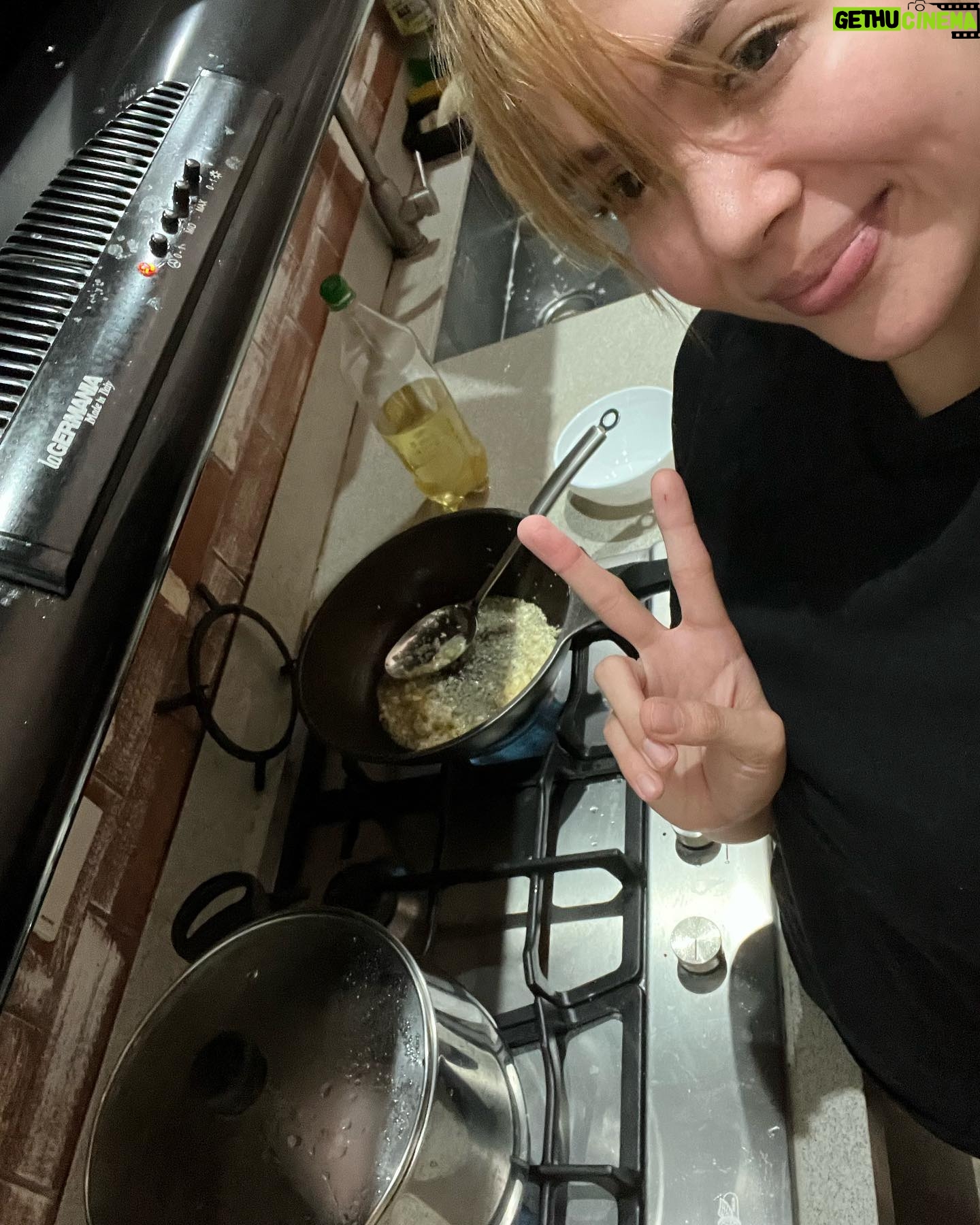 Julia Montes - 106.6K Likes - Cooking is one of my love language… I’m not a chef but i’m passionate about food …
❤️👩🍳🥘 cooked my Hainanese Chicken and Japanese Beef Curry #yourjuliamontes