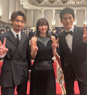 Suzu Hirose Instagram - 主演女優賞いただきました。今年も多くの映画人の勇敢な姿を見せていただけたこと、、まだまだ頑張れと言われているように思えて、身が引き締まりました。これからも愛をもって映画作りに参加したいと思います。そして文と亮くんと立てたことが何より嬉しい。おめでとう😇