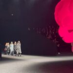 Nana Komatsu Instagram – 今回のcollectionは
メゾンのアイコンでもある「カメリア」
私が思うカメリアは、品格・純粋・完璧そういう要素をヴィルジニーがcollectionを通して表現しつつ、でもどこかパンキッシュさもあり、痺れました！！
カメリアが主役ともあって、刺繍や柄やボタンやブーツや鞄にも沢山カメリアが使われていて、軽やかで女性らしい印象はあるけど、大胆で活発的な女性像だったな。

次は何を着てcollectionを観れるかな。
それも楽しみの一つ👗👢🕶️