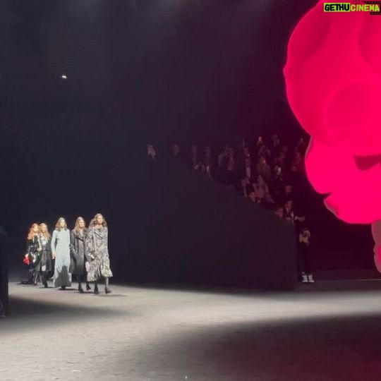 Nana Komatsu Instagram - 今回のcollectionは
メゾンのアイコンでもある「カメリア」
私が思うカメリアは、品格・純粋・完璧そういう要素をヴィルジニーがcollectionを通して表現しつつ、でもどこかパンキッシュさもあり、痺れました!!
カメリアが主役ともあって、刺繍や柄やボタンやブーツや鞄にも沢山カメリアが使われていて、軽やかで女性らしい印象はあるけど、大胆で活発的な女性像だったな。
次は何を着てcollectionを観れるかな。
それも楽しみの一つ👗👢🕶️