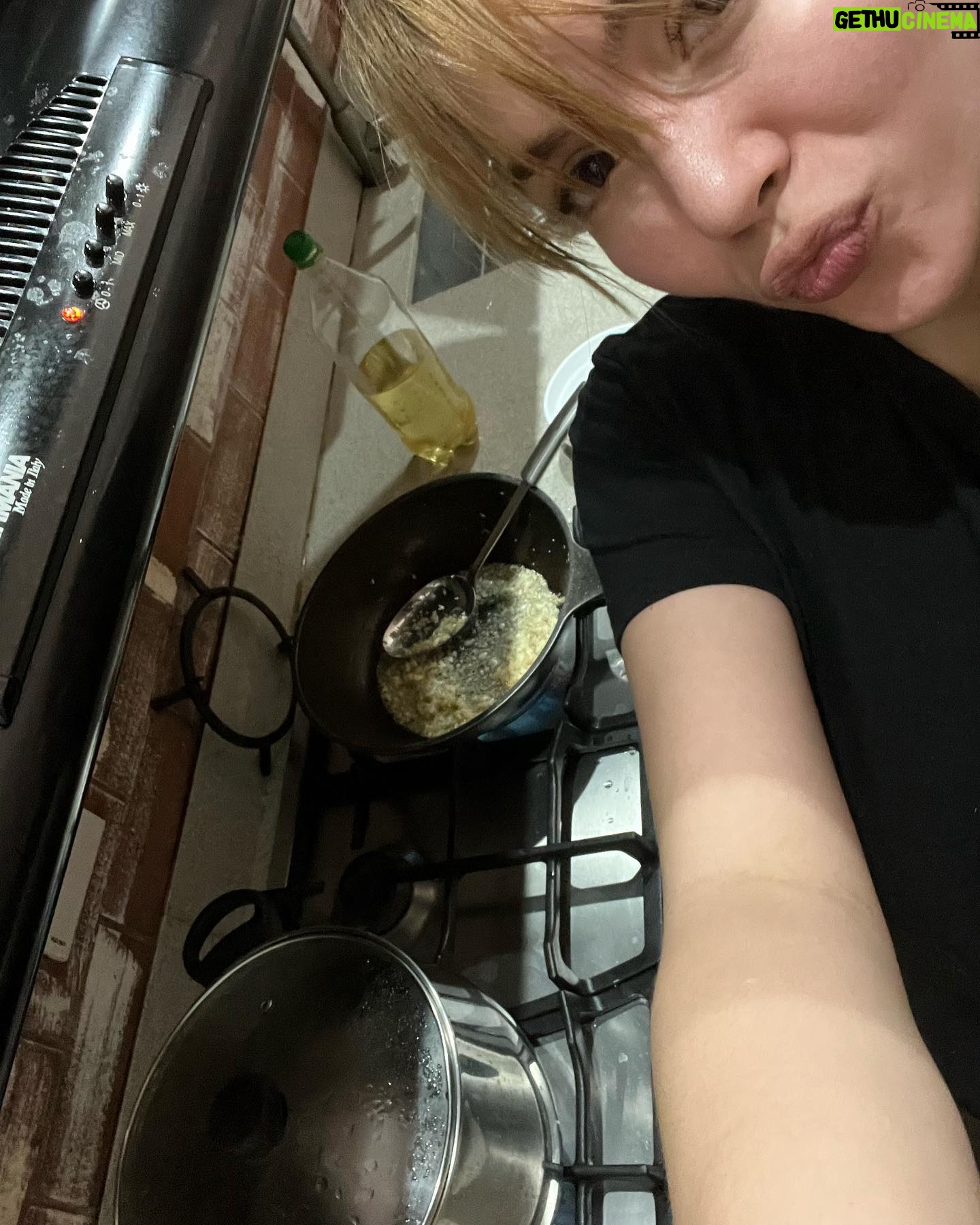 Julia Montes - 106.6K Likes - Cooking is one of my love language… I’m not a chef but i’m passionate about food …
❤️👩🍳🥘 cooked my Hainanese Chicken and Japanese Beef Curry #yourjuliamontes