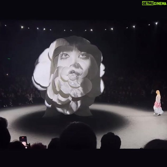 Nana Komatsu Instagram - 今回のcollectionは
メゾンのアイコンでもある「カメリア」
私が思うカメリアは、品格・純粋・完璧そういう要素をヴィルジニーがcollectionを通して表現しつつ、でもどこかパンキッシュさもあり、痺れました!!
カメリアが主役ともあって、刺繍や柄やボタンやブーツや鞄にも沢山カメリアが使われていて、軽やかで女性らしい印象はあるけど、大胆で活発的な女性像だったな。
次は何を着てcollectionを観れるかな。
それも楽しみの一つ👗👢🕶️