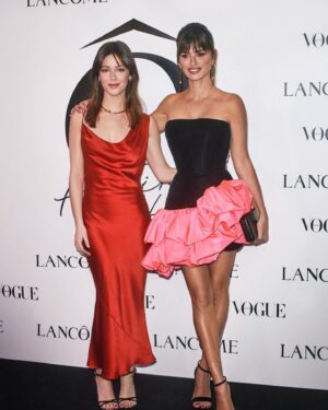 Georgina Amorós Instagram - Una noche preciosa con la familia @lancomeofficial 🌹 #TheHappinessHouse 

Makeup @olgaholovanova_ for @lancomeofficial @beautyexpertlancome 
Hair @raquelalvarezdiaz_ for @ghdspain 
Styled by @francescarinciari @valle_es_valle_ 
Dress @redondobrand 
@cartier @martinellishoes

#LaVieEstBelle #fragancia #makeup embajadora