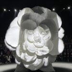 Nana Komatsu Instagram – CHANEL Fall-Winter 2023/24 collection
を観て下さった皆様ありがとうございました。
CHANELのcollectionに初めて行ったとき私は18歳。もうそんなに経ったのか…感慨深いな。誰でもなかった私を見つけてくれて、沢山の刺激的な経験を与えてくれているCHANELにとても感謝しています。
そして今回夢にも思わなかった事が一つ叶う事ができ、本当に素晴らしい経験をさせていただきました。
会場でも沢山の方々から「本当におめでとう」「かっこよかったよ」「素晴らしかった」「誇りだよ」って言ってもらえたこと、そんな嬉しすぎるお言葉をいただきました。
でもこれは1人では成し遂げられないからこそ、いつもサポートしてくれてる周りの人達があってこそだなと思いました。ちゃんとありがとうと伝えます!
今まで完成されたものを観ていたけど、
今回携わらせていただいてデザイナーのヴィルジニーを筆頭に彼女の周りのクリエイティブチームの方々とも会って話したり一緒にクリエイション出来たことが私は1番楽しく幸せな時間でした。
頼もしい仲間達がいて情熱と丁寧さとお互いのリスペクト精神、何よりつくる人達が本当に楽しそうにしてる所に心打たれました。
CHANEL familyに会うといつも
沢山の愛とエネルギーが貰える大切な存在です。
改めてファッションが大好きで良かったって心から思えた。きっとこの先も私を救ってくれていつもワクワクさせてくれるもの。その好きが伝わってくれたんだ!
ファッションは私にとって
やっぱり特別なもので永遠です。
素晴らしいチャンスをくれて
ありがとうございます。絶対に忘れません。
Thank you CHANEL family🌹