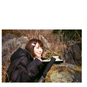 Minami Hamabe Instagram - 本日18時より
『シン・仮面ライダー』が最速公開となりました🦗
明日18日からは全国公開です🦗

今日は初日舞台挨拶として全国最速公開の18時の回に登壇させていただきました🦗
明日からは皆バラバラになりキャンペーンとして全国の映画館を巡り、19日に再度東京に集まり舞台挨拶を行います🦗
私は出身地である石川県から南下し富山、新潟、長野、群馬、埼玉県に伺います🦗
コロナ禍もあり、地方にキャンペーンとして伺う機会がとても久しぶりなので、一つ一つの劇場さんの滞在は短くなってしまうかもしれませんが、全力で楽しみながらキャンペーンスケジュールを完遂できますように🦗

映画の撮影は思い出ばかりです🦗
内臓たちが緊張のあまり全滅したクランクインから始まり、毎日の撮影が何が起こるか分からない、予想外続きの日々でした🦗撮影中も感じていましたが、完成した映画を観て、この映画に関わることが出来たこと、撮っていただけたことへの幸せを強く感じました🦗
お声がけいただいたきっかけは、監督たちの打ち合わせ場所に飾られていた東宝カレンダーがたまたま私の担当月だったから目についたというご縁だったのですが、これから更に気合いを入れて撮影に挑もうと思います。

初号試写会で完成した映画を初めてみたときの心の昂りはどうしても抑えきれず声にも漏れ出てしまった程でした🦗
仮面ライダーが大好きな方は勿論、馴染みのない方にも楽しんでいただける映画になっているのではないかなと思います🦗
でもちょっと驚きが多いとは思いますが、その驚きを楽しんで受け入れながら映画を見進めてみて欲しいです🦗
『シン・仮面ライダー』
ぜひ劇場でご覧ください…🦗

1枚目
…セット撮影は楽屋でだいたいこの体制でお昼休憩に仮眠をとっていました🦗頭も固定されるし寝癖がつかなくて良いんです
2枚目，3枚目
…ロケでのお昼ご飯。机もないところなので各々岩を見つけて椅子にしたり机にしていました。ピクニックみたいで楽しかった思い出
4枚目は1枚目の熟睡の様子