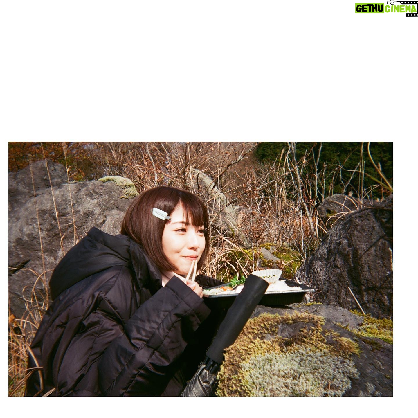 Minami Hamabe - 206.7K Likes - 本日18時より
『シン・仮面ライダー』が最速公開となりました🦗
明日18日からは全国公開です🦗
今日は初日舞台挨拶として全国最速公開の18時の回に登壇させていただきました🦗
明日からは皆バラバラになりキャンペーンとして全国の映画館を巡り、19日に再度東京に集まり舞台挨拶を行います🦗
私は出身地である石川県から南下し富山、新潟、長野、群馬、埼玉県に伺います🦗
コロナ禍もあり、地方にキャンペーンとして伺う機会がとても久しぶりなので、一つ一つの劇場さんの滞在は短くなってしまうかもしれませんが、全力で楽しみながらキャンペーンスケジュールを完遂できますように🦗
映画の撮影は思い出ばかりです🦗
内臓たちが緊張のあまり全滅したクランクインから始まり、毎日の撮影が何が起こるか分からない、予想外続きの日々でした🦗撮影中も感じていましたが、完成した映画を観て、この映画に関わることが出来たこと、撮っていただけたことへの幸せを強く感じました🦗
お声がけいただいたきっかけは、監督たちの打ち合わせ場所に飾られていた東宝カレンダーがたまたま私の担当月だったから目についたというご縁だったのですが、これから更に気合いを入れて撮影に挑もうと思います。
初号試写会で完成した映画を初めてみたときの心の昂りはどうしても抑えきれず声にも漏れ出てしまった程でした🦗
仮面ライダーが大好きな方は勿論、馴染みのない方にも楽しんでいただける映画になっているのではないかなと思います🦗
でもちょっと驚きが多いとは思いますが、その驚きを楽しんで受け入れながら映画を見進めてみて欲しいです🦗
『シン・仮面ライダー』
ぜひ劇場でご覧ください…🦗
1枚目
…セット撮影は楽屋でだいたいこの体制でお昼休憩に仮眠をとっていました🦗頭も固定されるし寝癖がつかなくて良いんです
2枚目,3枚目
…ロケでのお昼ご飯。机もないところなので各々岩を見つけて椅子にしたり机にしていました。ピクニックみたいで楽しかった思い出
4枚目は1枚目の熟睡の様子