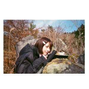 Minami Hamabe Instagram - 本日18時より
『シン・仮面ライダー』が最速公開となりました🦗
明日18日からは全国公開です🦗

今日は初日舞台挨拶として全国最速公開の18時の回に登壇させていただきました🦗
明日からは皆バラバラになりキャンペーンとして全国の映画館を巡り、19日に再度東京に集まり舞台挨拶を行います🦗
私は出身地である石川県から南下し富山、新潟、長野、群馬、埼玉県に伺います🦗
コロナ禍もあり、地方にキャンペーンとして伺う機会がとても久しぶりなので、一つ一つの劇場さんの滞在は短くなってしまうかもしれませんが、全力で楽しみながらキャンペーンスケジュールを完遂できますように🦗

映画の撮影は思い出ばかりです🦗
内臓たちが緊張のあまり全滅したクランクインから始まり、毎日の撮影が何が起こるか分からない、予想外続きの日々でした🦗撮影中も感じていましたが、完成した映画を観て、この映画に関わることが出来たこと、撮っていただけたことへの幸せを強く感じました🦗
お声がけいただいたきっかけは、監督たちの打ち合わせ場所に飾られていた東宝カレンダーがたまたま私の担当月だったから目についたというご縁だったのですが、これから更に気合いを入れて撮影に挑もうと思います。

初号試写会で完成した映画を初めてみたときの心の昂りはどうしても抑えきれず声にも漏れ出てしまった程でした🦗
仮面ライダーが大好きな方は勿論、馴染みのない方にも楽しんでいただける映画になっているのではないかなと思います🦗
でもちょっと驚きが多いとは思いますが、その驚きを楽しんで受け入れながら映画を見進めてみて欲しいです🦗
『シン・仮面ライダー』
ぜひ劇場でご覧ください…🦗

1枚目
…セット撮影は楽屋でだいたいこの体制でお昼休憩に仮眠をとっていました🦗頭も固定されるし寝癖がつかなくて良いんです
2枚目，3枚目
…ロケでのお昼ご飯。机もないところなので各々岩を見つけて椅子にしたり机にしていました。ピクニックみたいで楽しかった思い出
4枚目は1枚目の熟睡の様子