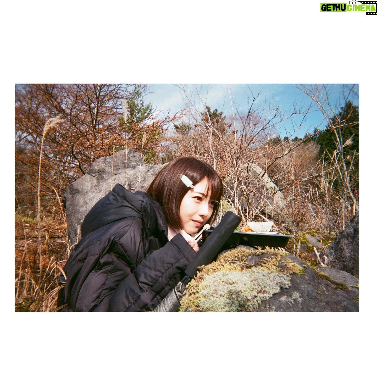 Minami Hamabe - 206.7K Likes - 本日18時より
『シン・仮面ライダー』が最速公開となりました🦗
明日18日からは全国公開です🦗
今日は初日舞台挨拶として全国最速公開の18時の回に登壇させていただきました🦗
明日からは皆バラバラになりキャンペーンとして全国の映画館を巡り、19日に再度東京に集まり舞台挨拶を行います🦗
私は出身地である石川県から南下し富山、新潟、長野、群馬、埼玉県に伺います🦗
コロナ禍もあり、地方にキャンペーンとして伺う機会がとても久しぶりなので、一つ一つの劇場さんの滞在は短くなってしまうかもしれませんが、全力で楽しみながらキャンペーンスケジュールを完遂できますように🦗
映画の撮影は思い出ばかりです🦗
内臓たちが緊張のあまり全滅したクランクインから始まり、毎日の撮影が何が起こるか分からない、予想外続きの日々でした🦗撮影中も感じていましたが、完成した映画を観て、この映画に関わることが出来たこと、撮っていただけたことへの幸せを強く感じました🦗
お声がけいただいたきっかけは、監督たちの打ち合わせ場所に飾られていた東宝カレンダーがたまたま私の担当月だったから目についたというご縁だったのですが、これから更に気合いを入れて撮影に挑もうと思います。
初号試写会で完成した映画を初めてみたときの心の昂りはどうしても抑えきれず声にも漏れ出てしまった程でした🦗
仮面ライダーが大好きな方は勿論、馴染みのない方にも楽しんでいただける映画になっているのではないかなと思います🦗
でもちょっと驚きが多いとは思いますが、その驚きを楽しんで受け入れながら映画を見進めてみて欲しいです🦗
『シン・仮面ライダー』
ぜひ劇場でご覧ください…🦗
1枚目
…セット撮影は楽屋でだいたいこの体制でお昼休憩に仮眠をとっていました🦗頭も固定されるし寝癖がつかなくて良いんです
2枚目,3枚目
…ロケでのお昼ご飯。机もないところなので各々岩を見つけて椅子にしたり机にしていました。ピクニックみたいで楽しかった思い出
4枚目は1枚目の熟睡の様子