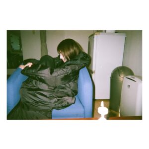 Minami Hamabe Instagram - 本日18時より
『シン・仮面ライダー』が最速公開となりました🦗
明日18日からは全国公開です🦗

今日は初日舞台挨拶として全国最速公開の18時の回に登壇させていただきました🦗
明日からは皆バラバラになりキャンペーンとして全国の映画館を巡り、19日に再度東京に集まり舞台挨拶を行います🦗
私は出身地である石川県から南下し富山、新潟、長野、群馬、埼玉県に伺います🦗
コロナ禍もあり、地方にキャンペーンとして伺う機会がとても久しぶりなので、一つ一つの劇場さんの滞在は短くなってしまうかもしれませんが、全力で楽しみながらキャンペーンスケジュールを完遂できますように🦗

映画の撮影は思い出ばかりです🦗
内臓たちが緊張のあまり全滅したクランクインから始まり、毎日の撮影が何が起こるか分からない、予想外続きの日々でした🦗撮影中も感じていましたが、完成した映画を観て、この映画に関わることが出来たこと、撮っていただけたことへの幸せを強く感じました🦗
お声がけいただいたきっかけは、監督たちの打ち合わせ場所に飾られていた東宝カレンダーがたまたま私の担当月だったから目についたというご縁だったのですが、これから更に気合いを入れて撮影に挑もうと思います。

初号試写会で完成した映画を初めてみたときの心の昂りはどうしても抑えきれず声にも漏れ出てしまった程でした🦗
仮面ライダーが大好きな方は勿論、馴染みのない方にも楽しんでいただける映画になっているのではないかなと思います🦗
でもちょっと驚きが多いとは思いますが、その驚きを楽しんで受け入れながら映画を見進めてみて欲しいです🦗
『シン・仮面ライダー』
ぜひ劇場でご覧ください…🦗

1枚目
…セット撮影は楽屋でだいたいこの体制でお昼休憩に仮眠をとっていました🦗頭も固定されるし寝癖がつかなくて良いんです
2枚目，3枚目
…ロケでのお昼ご飯。机もないところなので各々岩を見つけて椅子にしたり机にしていました。ピクニックみたいで楽しかった思い出
4枚目は1枚目の熟睡の様子