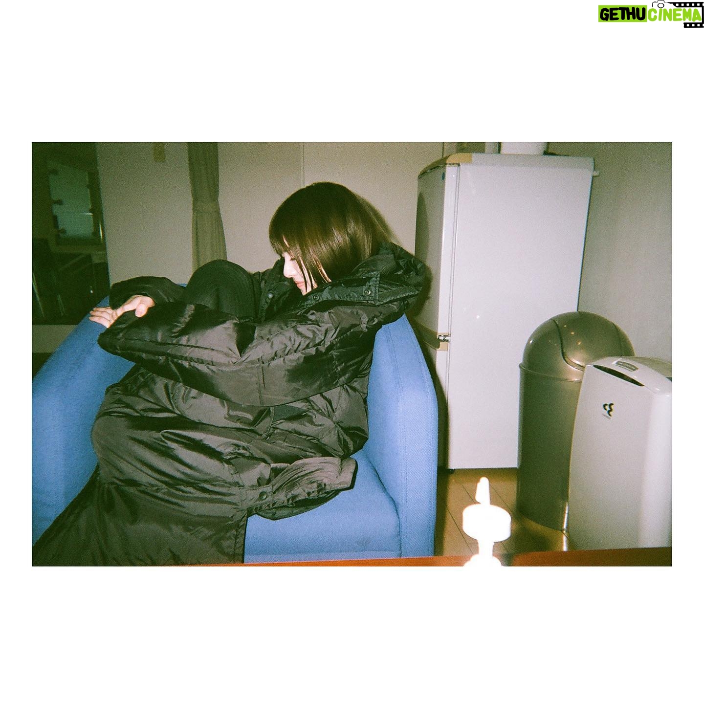 Minami Hamabe - 206.7K Likes - 本日18時より
『シン・仮面ライダー』が最速公開となりました🦗
明日18日からは全国公開です🦗
今日は初日舞台挨拶として全国最速公開の18時の回に登壇させていただきました🦗
明日からは皆バラバラになりキャンペーンとして全国の映画館を巡り、19日に再度東京に集まり舞台挨拶を行います🦗
私は出身地である石川県から南下し富山、新潟、長野、群馬、埼玉県に伺います🦗
コロナ禍もあり、地方にキャンペーンとして伺う機会がとても久しぶりなので、一つ一つの劇場さんの滞在は短くなってしまうかもしれませんが、全力で楽しみながらキャンペーンスケジュールを完遂できますように🦗
映画の撮影は思い出ばかりです🦗
内臓たちが緊張のあまり全滅したクランクインから始まり、毎日の撮影が何が起こるか分からない、予想外続きの日々でした🦗撮影中も感じていましたが、完成した映画を観て、この映画に関わることが出来たこと、撮っていただけたことへの幸せを強く感じました🦗
お声がけいただいたきっかけは、監督たちの打ち合わせ場所に飾られていた東宝カレンダーがたまたま私の担当月だったから目についたというご縁だったのですが、これから更に気合いを入れて撮影に挑もうと思います。
初号試写会で完成した映画を初めてみたときの心の昂りはどうしても抑えきれず声にも漏れ出てしまった程でした🦗
仮面ライダーが大好きな方は勿論、馴染みのない方にも楽しんでいただける映画になっているのではないかなと思います🦗
でもちょっと驚きが多いとは思いますが、その驚きを楽しんで受け入れながら映画を見進めてみて欲しいです🦗
『シン・仮面ライダー』
ぜひ劇場でご覧ください…🦗
1枚目
…セット撮影は楽屋でだいたいこの体制でお昼休憩に仮眠をとっていました🦗頭も固定されるし寝癖がつかなくて良いんです
2枚目,3枚目
…ロケでのお昼ご飯。机もないところなので各々岩を見つけて椅子にしたり机にしていました。ピクニックみたいで楽しかった思い出
4枚目は1枚目の熟睡の様子