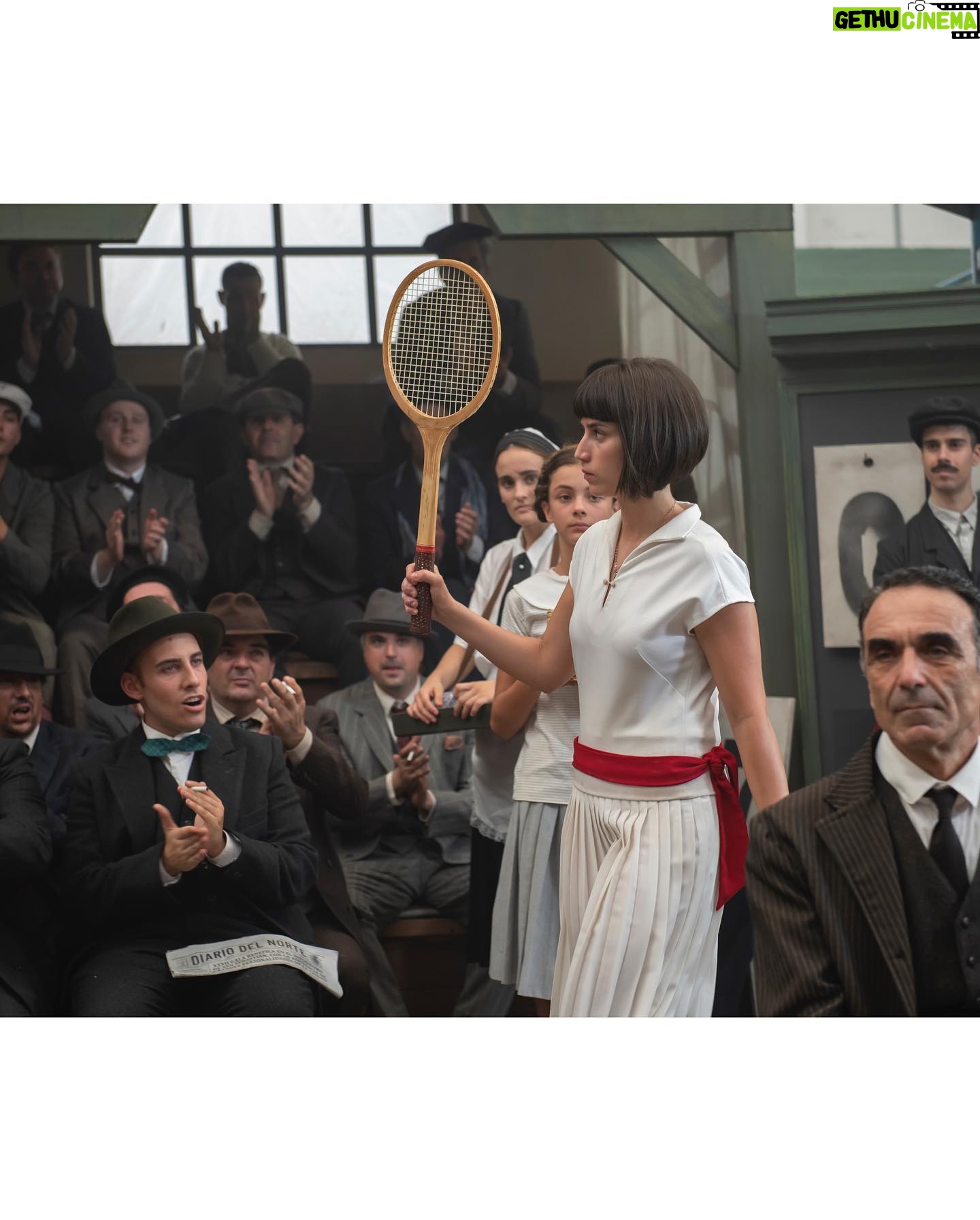 Claudia Salas Instagram - “Las pelotaris 1926” ya están disponibles los dos primeros capítulos en @vixplus
Cada viernes uno nuevo.
Gracias @marc_cistare por escribir la historia de estas mujeres, historias que merecen ser contadas, escuchadas y conocidas.
Gracias @jesus.rodrigop por ser el mejor compañero para llevarlo a cabo.
Gracias Itzi, Chelo e Idoia por abrirnos camino al resto, por la valentía y la fuerza de atreveros en un mundo de hombres a reivindicar vuestro lugar como mujer.
De cada proyecto siempre se queda algo, de este sin duda no os imagináis cuánto amor me llevo.
@grupmediapro
@themediaprostudio
♥️