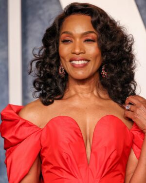 Angela Bassett Instagram - Still shining at the Vanity Fair Oscar Party! 💎

Jewelry: @hassanzadeh_jewelry 
Outfit: @moschino 
Stylist: @jlynnstyle18 
Makeup: @dandremichael 
Hair: @hairjunkierandy