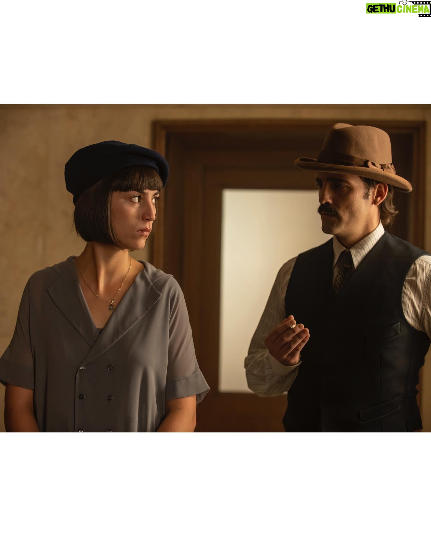 Claudia Salas Instagram - “Las pelotaris 1926” ya están disponibles los dos primeros capítulos en @vixplus
Cada viernes uno nuevo.
Gracias @marc_cistare por escribir la historia de estas mujeres, historias que merecen ser contadas, escuchadas y conocidas.
Gracias @jesus.rodrigop por ser el mejor compañero para llevarlo a cabo.
Gracias Itzi, Chelo e Idoia por abrirnos camino al resto, por la valentía y la fuerza de atreveros en un mundo de hombres a reivindicar vuestro lugar como mujer.
De cada proyecto siempre se queda algo, de este sin duda no os imagináis cuánto amor me llevo.
@grupmediapro
@themediaprostudio
♥️