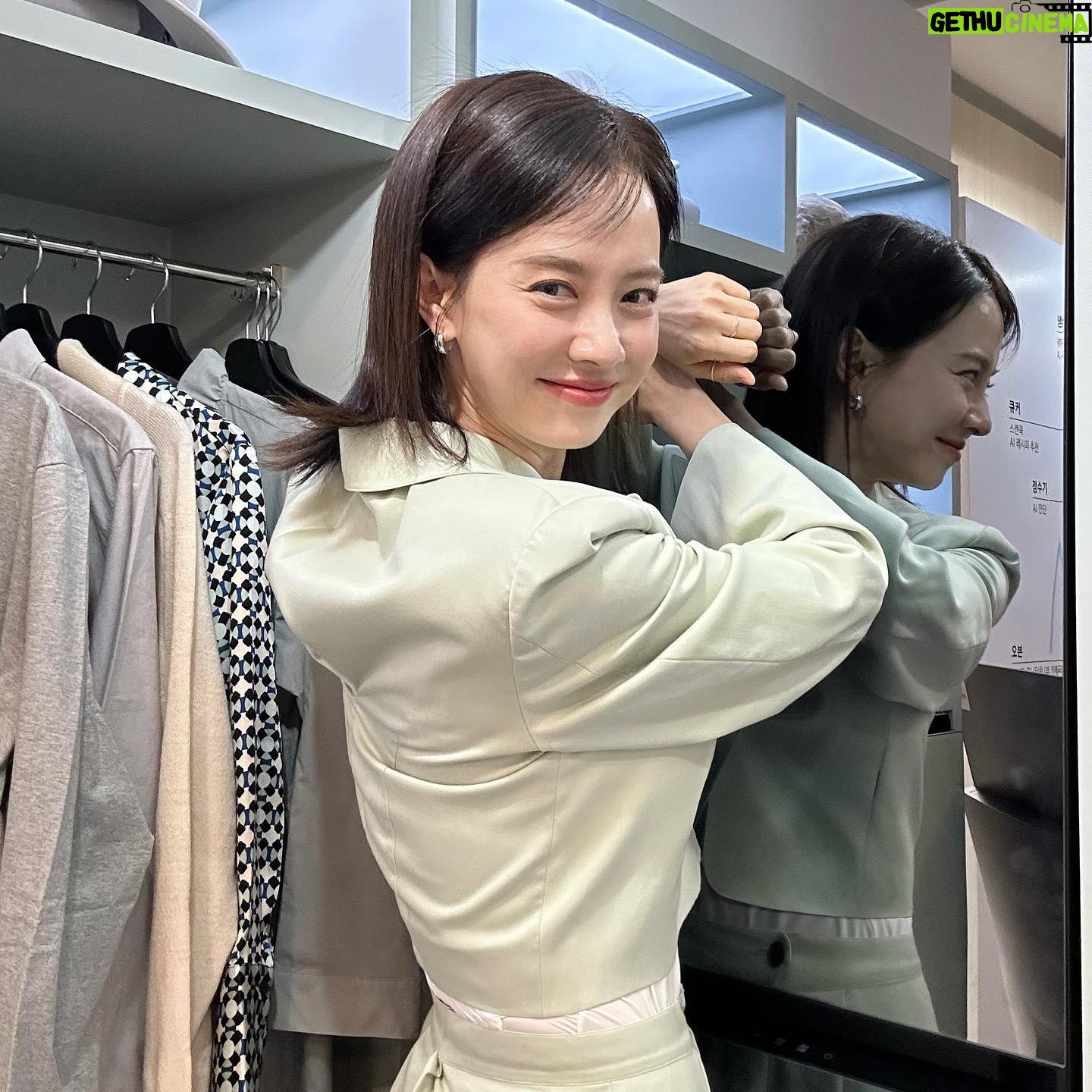 Song Ji-hyo Instagram - 삼성 비스포크 라이프에 다녀왔습니다아💚
가전제품을 잘 선택하는 것만으로도
지구환경에 도움을 보탤 수 있고..👍🏻👍🏻
똑똑해진 AI가전들이 나한테 맞춰서 알아서 척척‼️
에너지도 절약해주고👍🏻
즐겁고 의미있는 시간을 보내고 왔어요💚💚
#비스포크라이프 #BESPOKELIFE #삼성비스포크 #가전을나답게 #EverydaySustainability #AD