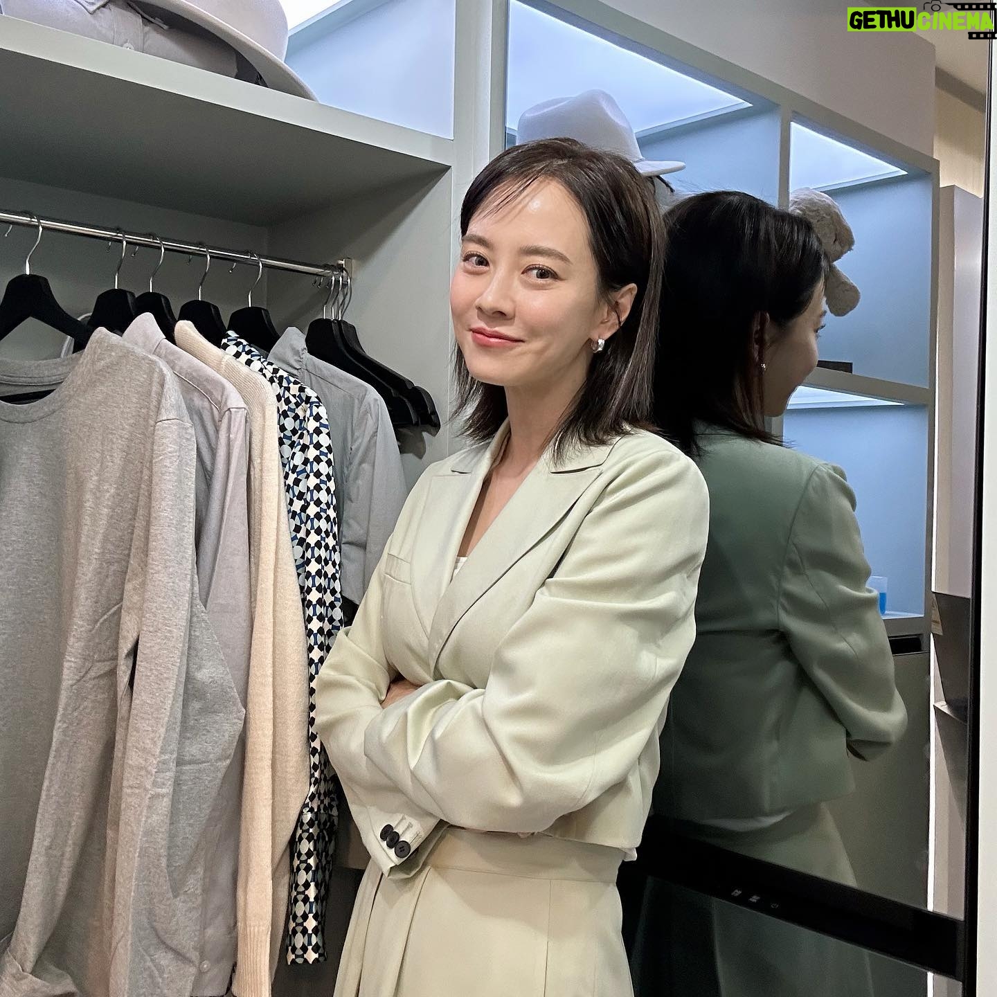 Song Ji-hyo Instagram - 삼성 비스포크 라이프에 다녀왔습니다아💚
가전제품을 잘 선택하는 것만으로도
지구환경에 도움을 보탤 수 있고..👍🏻👍🏻
똑똑해진 AI가전들이 나한테 맞춰서 알아서 척척‼️
에너지도 절약해주고👍🏻
즐겁고 의미있는 시간을 보내고 왔어요💚💚
#비스포크라이프 #BESPOKELIFE #삼성비스포크 #가전을나답게 #EverydaySustainability #AD