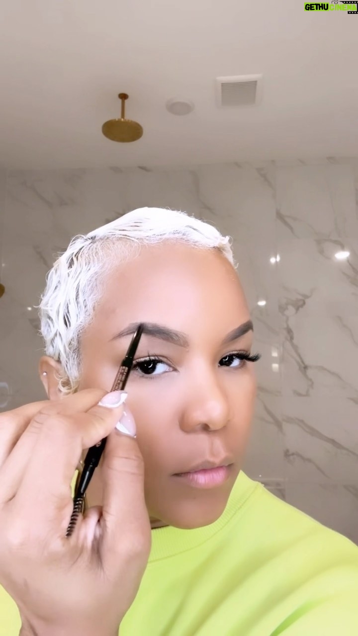LeToya Luckett Instagram - ✨Mama Time✨
Mommin ain’t no joke! I had to figure out a way to take care of my littles, while remembering to take care of me. @mielleorganics has made it much easier. I use the Pomegranate & Honey Curl Defining Mousse with Hold to simplify my hair care routine and keep my waves poppin’ no matter how fast I’m moving. How are you still showing up for yourself as a mom? Let’s talk about it in the comments ⬇️