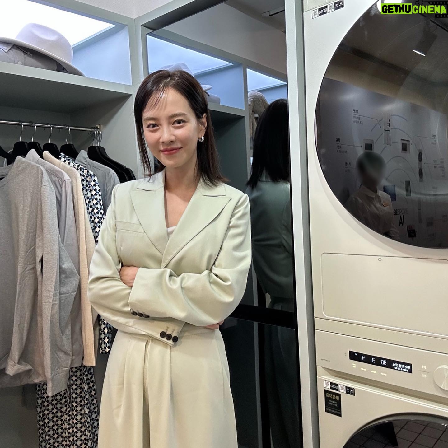 Song Ji-hyo Instagram - 삼성 비스포크 라이프에 다녀왔습니다아💚
가전제품을 잘 선택하는 것만으로도
지구환경에 도움을 보탤 수 있고..👍🏻👍🏻
똑똑해진 AI가전들이 나한테 맞춰서 알아서 척척‼️
에너지도 절약해주고👍🏻
즐겁고 의미있는 시간을 보내고 왔어요💚💚
#비스포크라이프 #BESPOKELIFE #삼성비스포크 #가전을나답게 #EverydaySustainability #AD