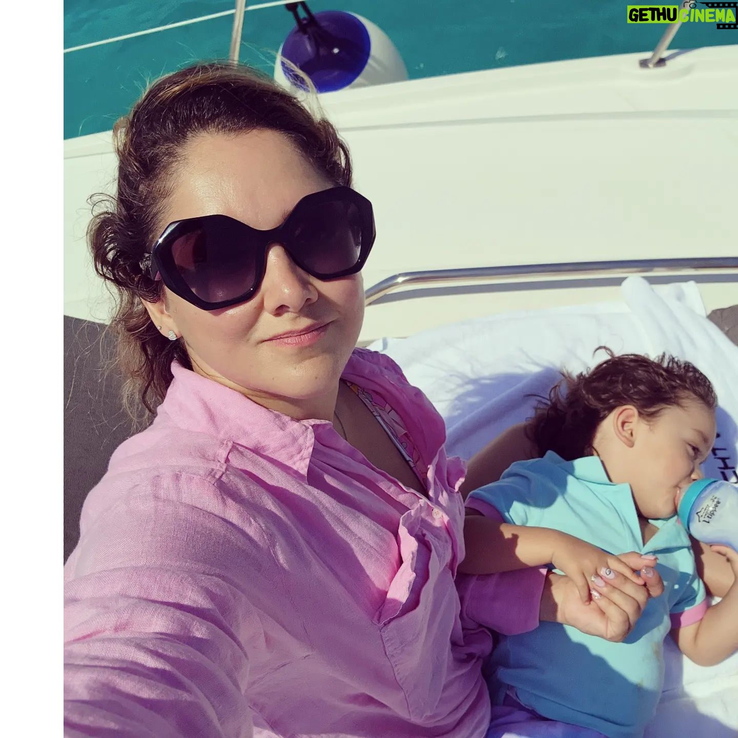 Sherlyn Instagram - El mar se mide por olas,
el cielo por alas,
nosotros por lágrimas.
El aire descansa en las hojas,
el agua en los ojos,
nosotros en nada.
Parece que sales y soles,
nosotros y nada...
JAIME SABINES