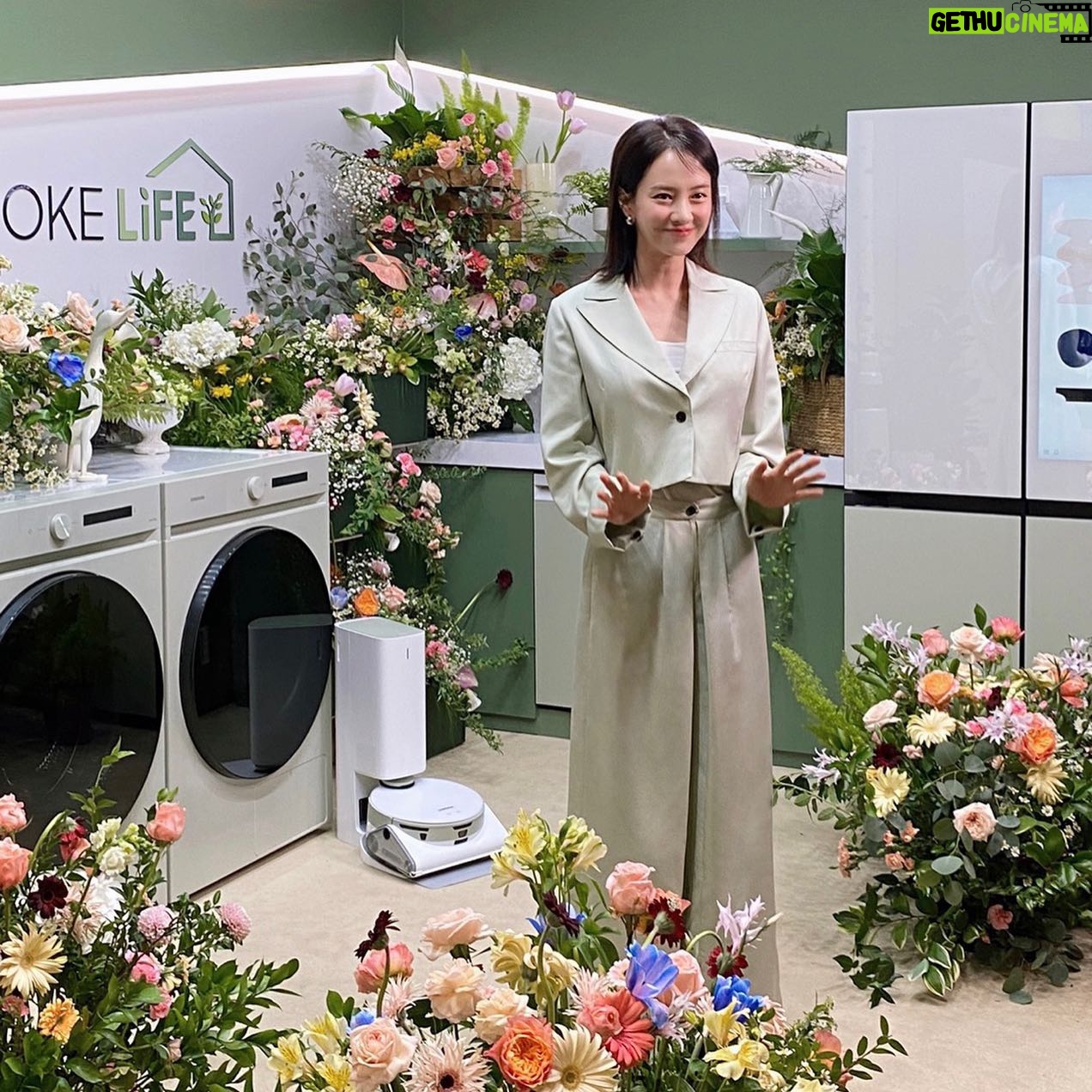 Song Ji-hyo Instagram - 삼성 비스포크 라이프에 다녀왔습니다아💚
가전제품을 잘 선택하는 것만으로도
지구환경에 도움을 보탤 수 있고..👍🏻👍🏻
똑똑해진 AI가전들이 나한테 맞춰서 알아서 척척‼️
에너지도 절약해주고👍🏻
즐겁고 의미있는 시간을 보내고 왔어요💚💚
#비스포크라이프 #BESPOKELIFE #삼성비스포크 #가전을나답게 #EverydaySustainability #AD
